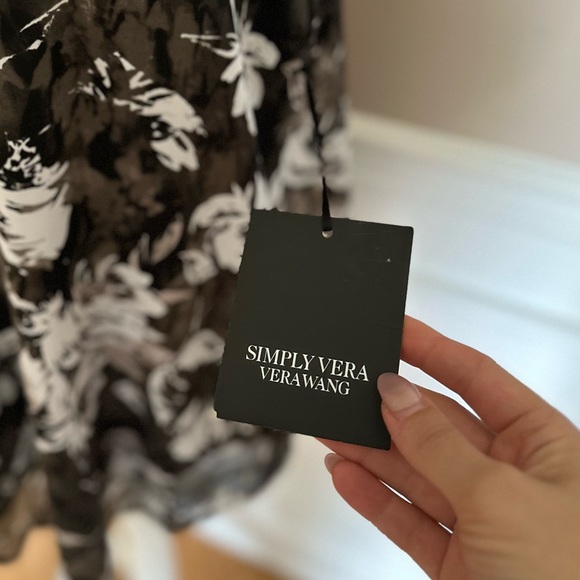 Simply Vera Wang NWT Women’s Small Black White Floral Blouse V-Neck Sleeveless - Picture 3 of 8